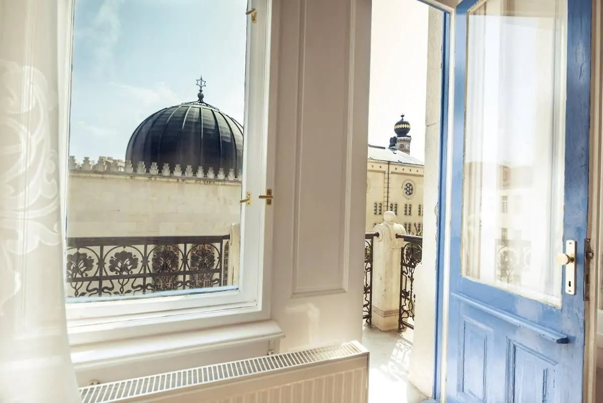 New A C Studio With View Of The Synagogue Budapest Apartment