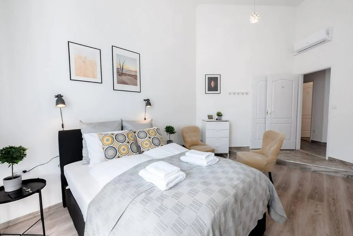 New A C Studio With View Of The Synagogue Budapest